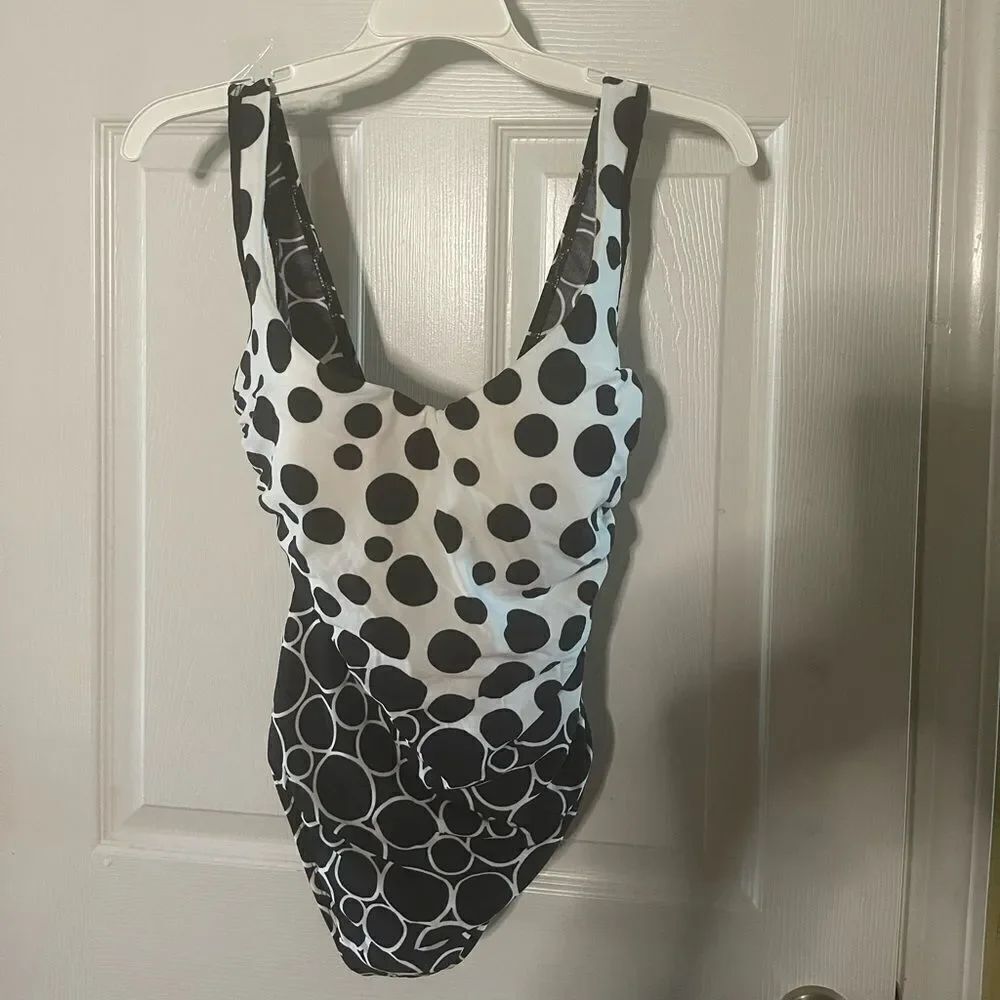 NWOT Miraclesuit Social Circles Amici One Piece Swimsuit Black & white SZ12